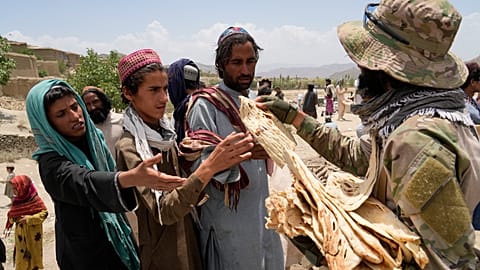 Distribution d'aide humanitaire dans la province afghane de Paktika touchée par un tremblement de terre meurtrier le 22 juin 2022.
