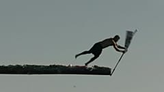 Greasy Pole verseny a Massachusetts állambeli Gloucesterben. A képen a nyertes.