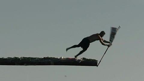 Einer der Teilnehmer der "Greasy pole competition"