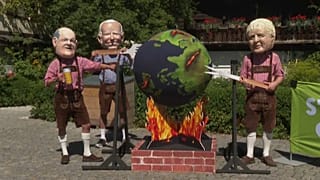 Disfrazados con cabezas gigantes, un grupo de activistas protesta contra los líderes del G7 simulando asar el planeta Tierra