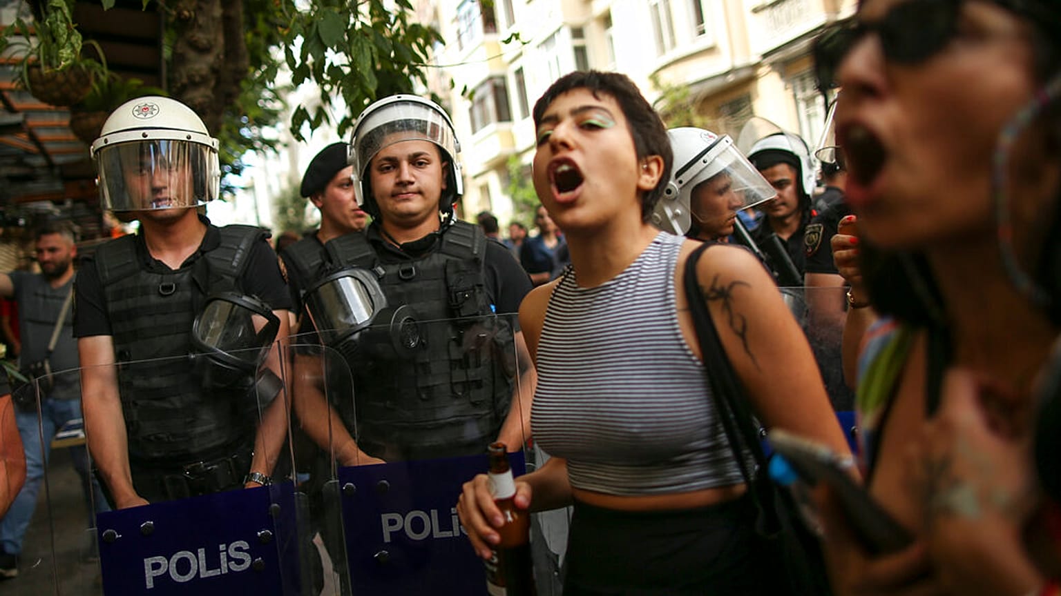 Demonstrierende in Istanbul bei verbotener "Pride Parade"