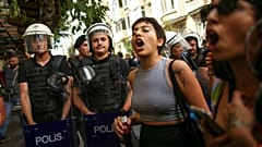 Demonstrierende in Istanbul bei verbotener "Pride Parade"