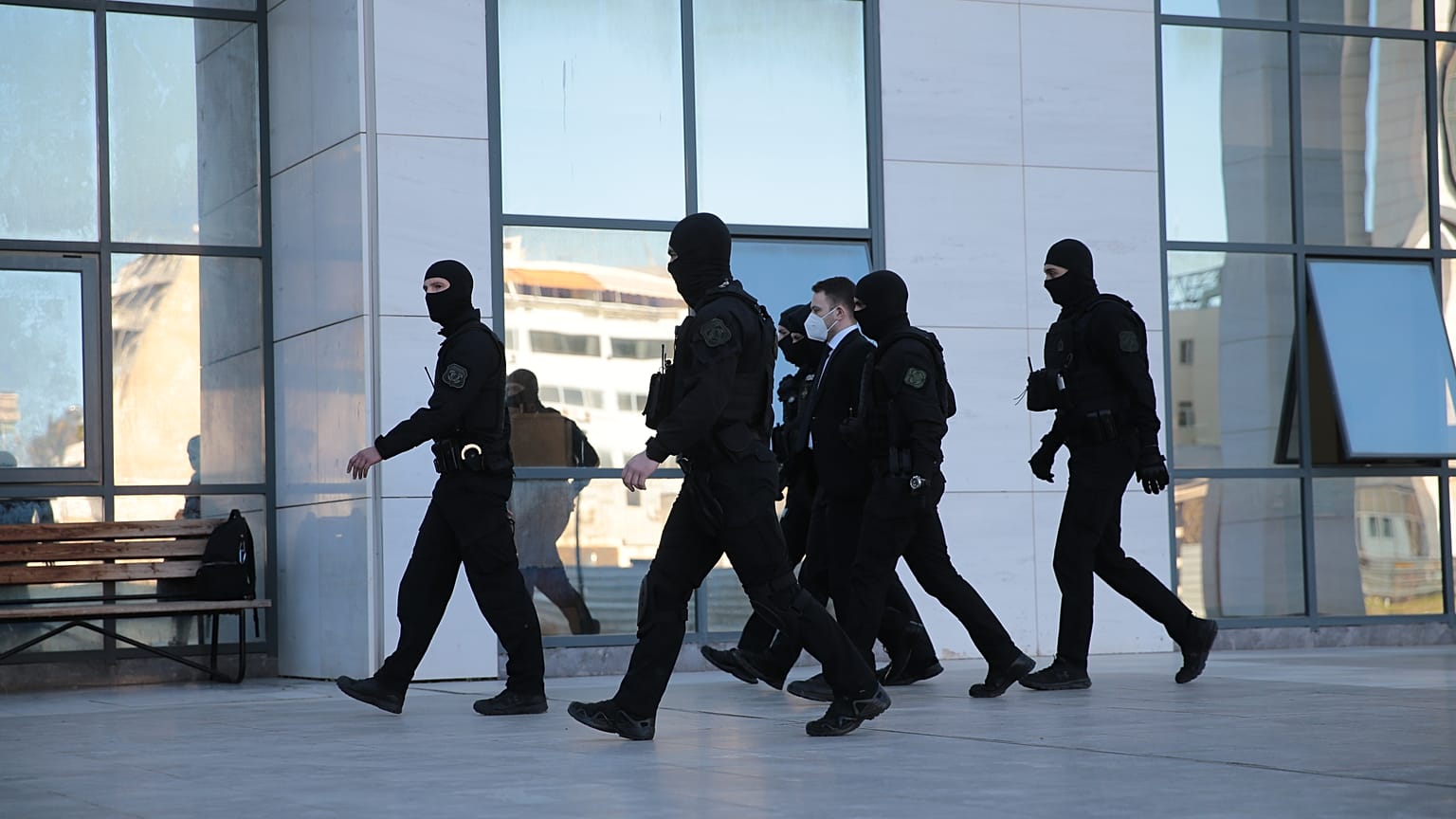Ο πρώην διευθυντής του Εθνικού Θεάτρου και κατηγορούμενος για βιασμούς, Δημήτρης Λιγνάδης, οδηγείται από αστυνομικούς στο Μικτό Ορκωτό Δικαστήριο