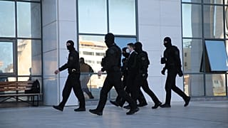 Ο πρώην διευθυντής του Εθνικού Θεάτρου και κατηγορούμενος για βιασμούς, Δημήτρης Λιγνάδης, οδηγείται από αστυνομικούς στο Μικτό Ορκωτό Δικαστήριο