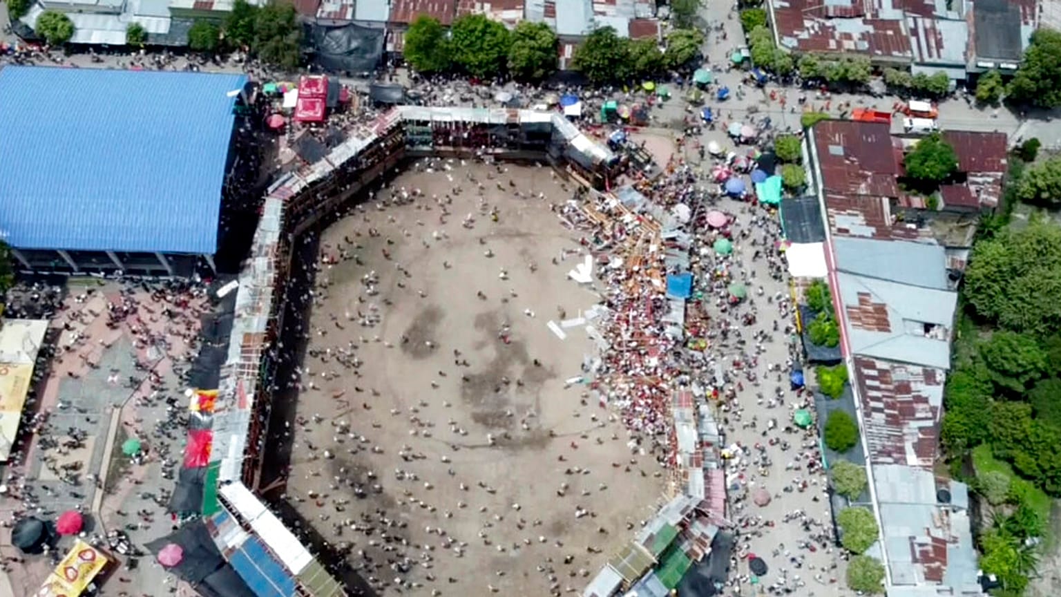 Espinal şehrinde yapılan boğa güreşi festivalinde izleyicilerin bulunduğu tribünün bir kısmı çöktü