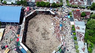 Espinal şehrinde yapılan boğa güreşi festivalinde izleyicilerin bulunduğu tribünün bir kısmı çöktü