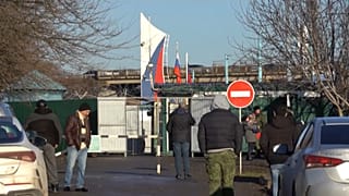 Мирные жители покидают самопровозглашенную ДНР, на российской стороне КПП Успенка