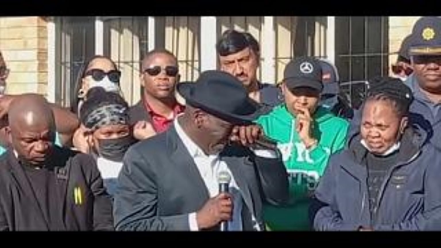 Gyászoló szülők a hétvégi kocsmai tragédia után a dél-afrikai Kelet-Londonban