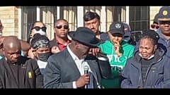 Der südafrikanischer Polizeiminister Bheki Cele sagte nach einer Inspektions im Leichenschauhaus mit den Tränen kämpfend, es sei ein schrecklicher Anblick.