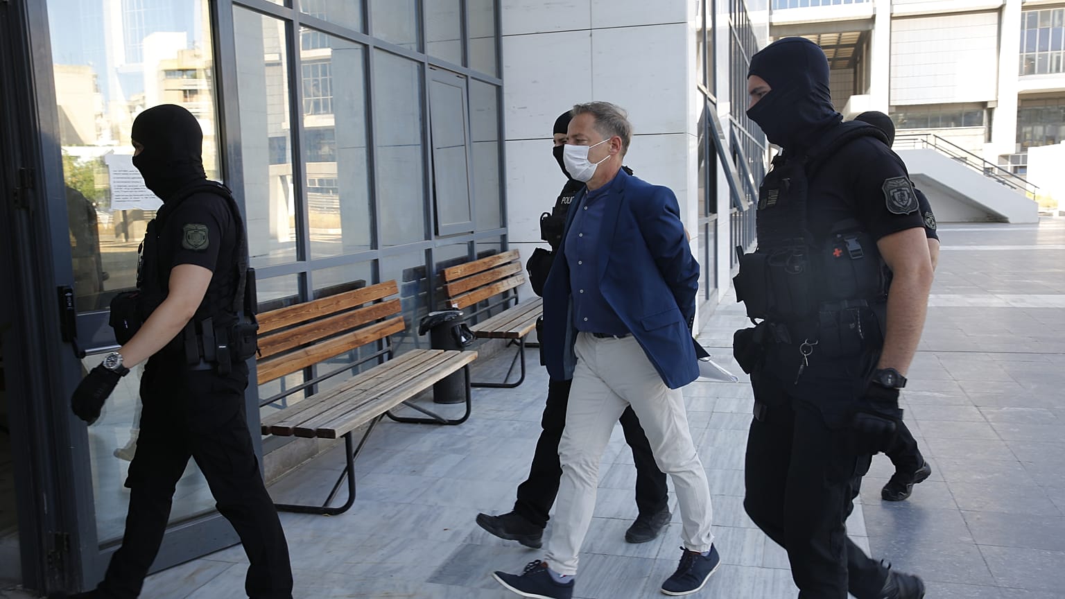 Ο γνωστός ηθοποιός και σκηνοθέτης προσέρχεται ενώπιον της προέδρου του Μικτού Ορκωτού Δικαστηρίου για να απολογηθεί για τέσσερις κατηγορίες του βιασμού