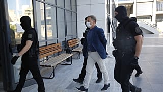 Ο γνωστός ηθοποιός και σκηνοθέτης προσέρχεται ενώπιον της προέδρου του Μικτού Ορκωτού Δικαστηρίου για να απολογηθεί για τέσσερις κατηγορίες του βιασμού