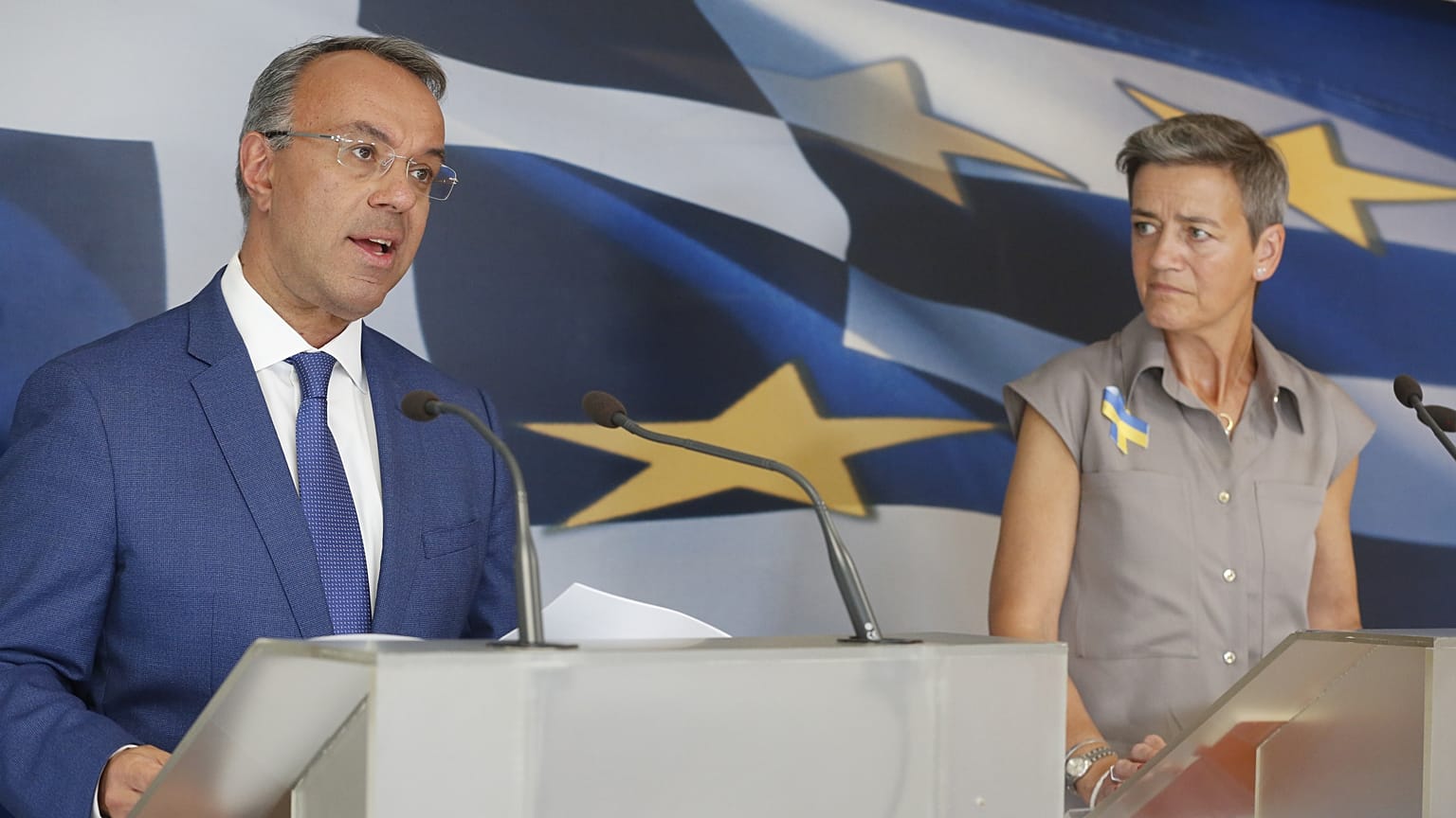 Ο υπουργός Οικονομικών Χρήστος Σταϊκούρας (Α) κάνει κοινές δηλώσεις με την Εκτελεστική Αντιπρόεδρο της Ευρωπαϊκής Επιτροπής, Margrethe Vestager 