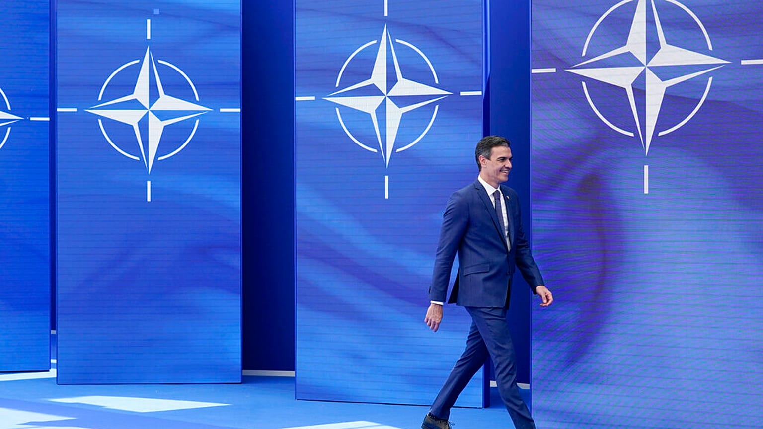 Pedro Sanchez spanyol miniszterelnök a NATO brüsszeli központjában a csúcs előtt