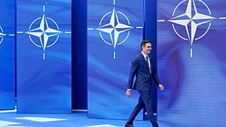 Pedro Sanchez spanyol miniszterelnök a NATO brüsszeli központjában a csúcs előtt