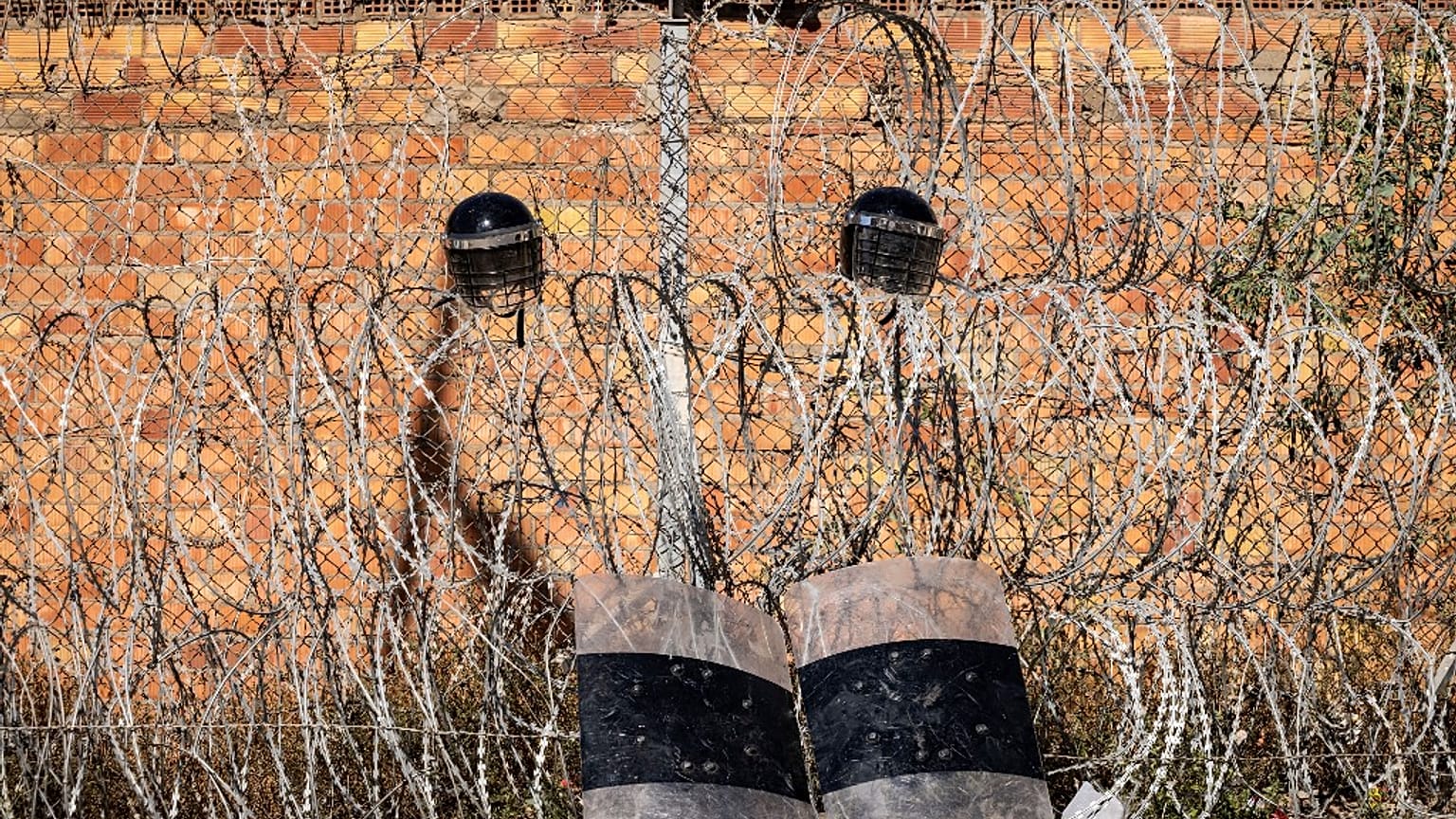 Des équipements de police sont photographiés sur la barrière frontalière séparant le Maroc et l'enclave nord-africaine espagnole de Melilla, le 26 juin 2022 