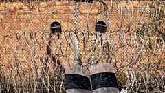 Des équipements de police sont photographiés sur la barrière frontalière séparant le Maroc et l'enclave nord-africaine espagnole de Melilla, le 26 juin 2022 
