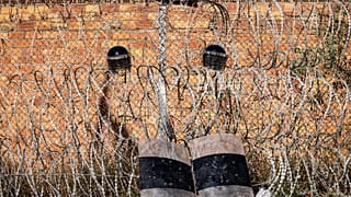 Des équipements de police sont photographiés sur la barrière frontalière séparant le Maroc et l'enclave nord-africaine espagnole de Melilla, le 26 juin 2022