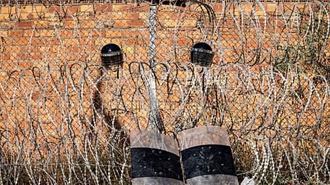 Des équipements de police sont photographiés sur la barrière frontalière séparant le Maroc et l'enclave nord-africaine espagnole de Melilla, le 26 juin 2022 