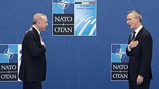 ینس استولتنبرگ، دبیرکل ناتو، سمت راست، به رجب طیب اردوغان، رئیس‌جمهور ترکیه هنگام ورود به نشست ناتو در مقر ناتو در بروکسل ژوئن۲۰۲۱خوش‌آمد می‌گوید