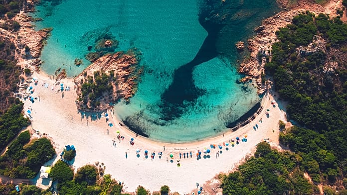 Guida a Sardegna: Regole da Conoscere per Evitare Multe alle Spiagge 1 696x392 cmsv2 bbe0b060 ae9d 5001 83e4 b42224d2e151 6805334