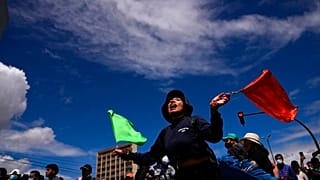 Studentin nimmt an den Protesten gegen die Regierung des konservativen Präsidenten Guillermo Lasso teil, 25.06.2022