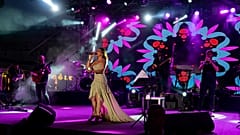 Isparta Gül Festivali'ne katılımı iptal edilen Melek Mosso'nun İstanbul'daki Şİşhane Meydan konseri