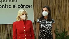 La reina Letizia y la primera dama estadounidense Jill Biden visitan la AECC