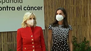 La reina Letizia y la primera dama estadounidense Jill Biden visitan la AECC