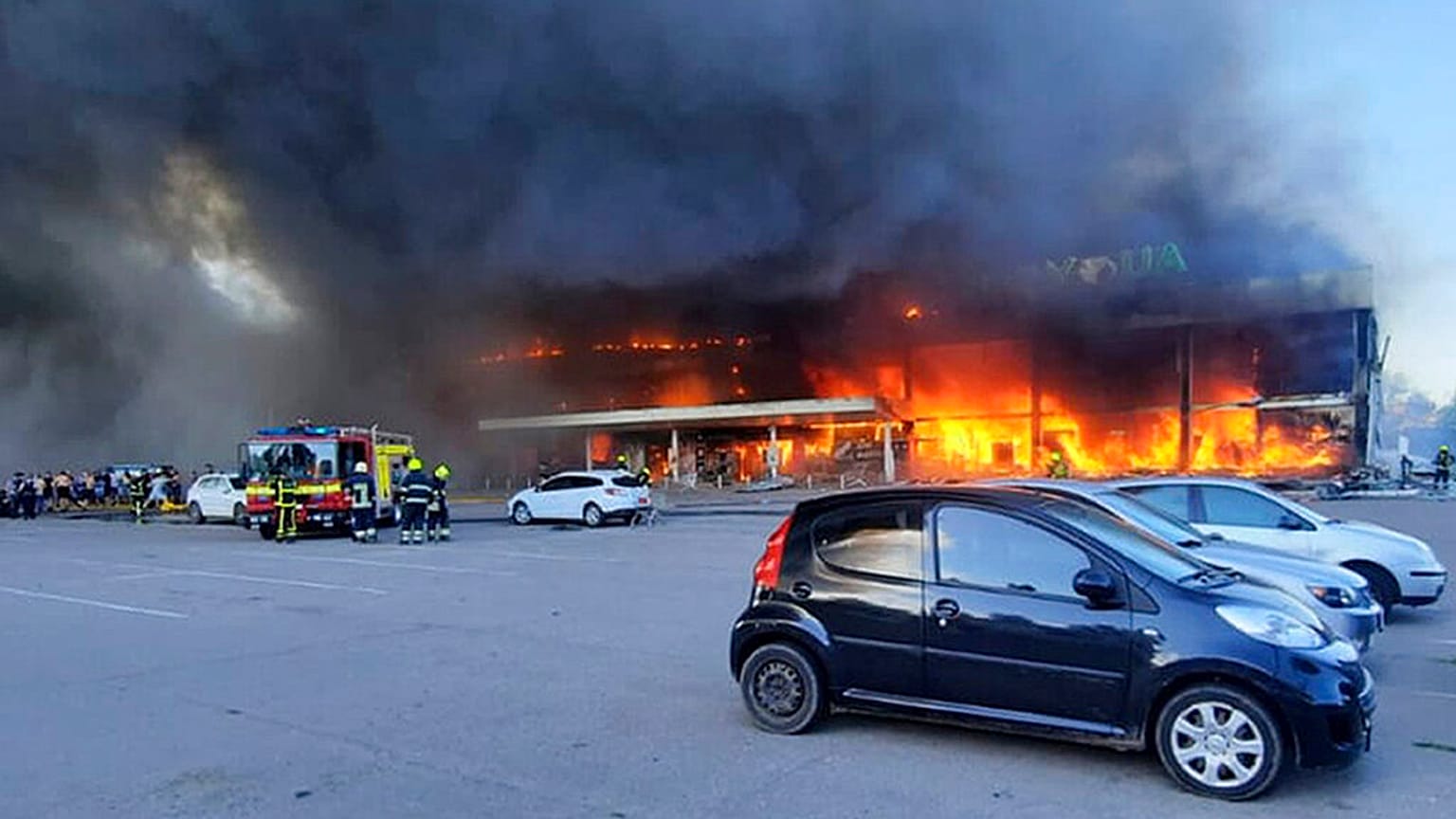 Löscharbeiten nach einem Raketeneinschlag in Krementschuk, im Zentrum der Ukraine, 27.06.2022