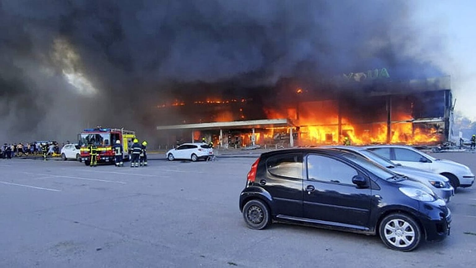 Um míssil russo atingiu um centro comercial na cidade ucraniana de Kremenchuk