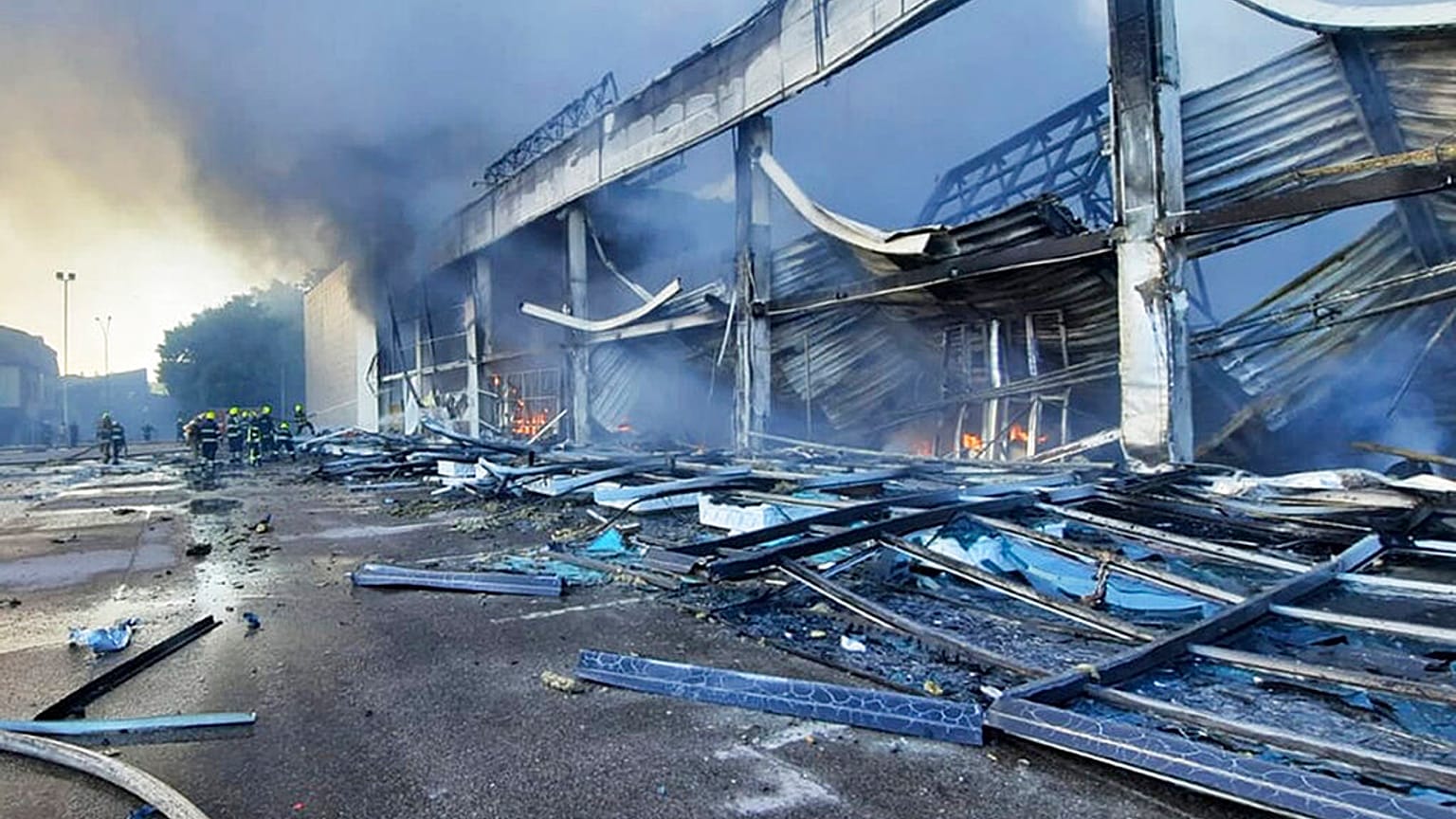 Centro comercial calcinado por el misil en Kremenchuk