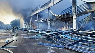 Centro comercial calcinado por el misil en Kremenchuk
