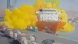 Утечка жидкого хлора произошла в результате падения цистерны