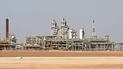 معمل غاز في الصحراء الكبرى الجزائرية، على بعد 1200 كيلومتر (720 ميلا) جنوب العاصمة الجزائر، 14 ديسمبر / كانون الأول 2008
