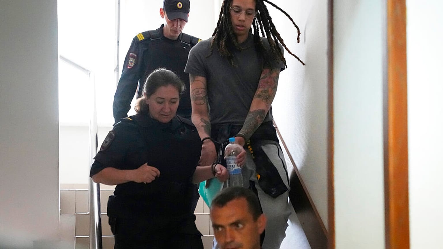 Η Γκρίνερ μεταφέρεται με χειροπέδες στο δικαστήριο