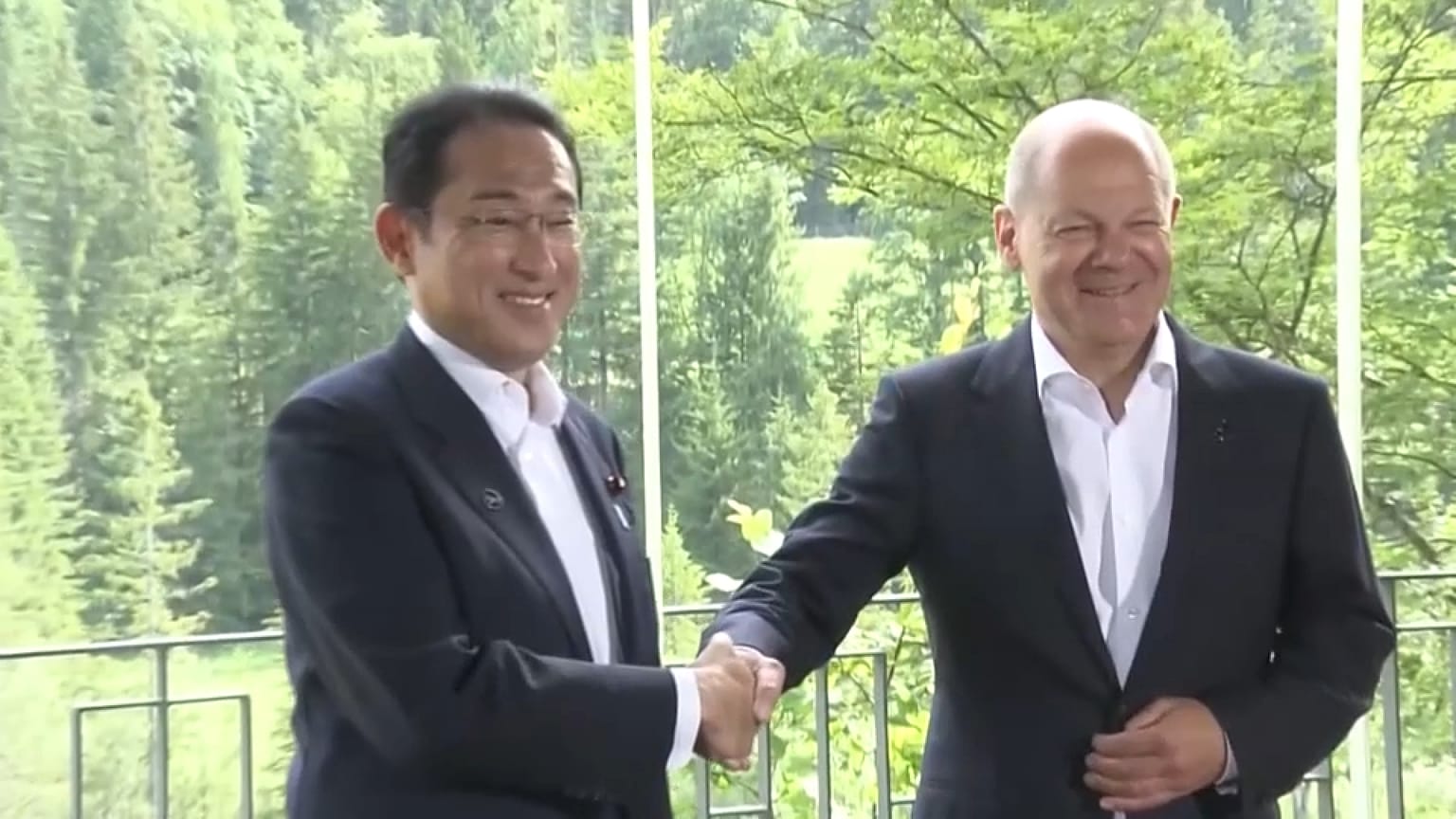 Der deutsche Bundeskanzler Olaf Scholz begrüßt den japanischen Premierminister auf dem G7-Gipfel auf Schloss Elmau