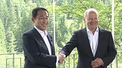 Der deutsche Bundeskanzler Olaf Scholz begrüßt den japanischen Premierminister auf dem G7-Gipfel auf Schloss Elmau