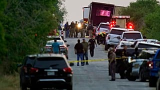 Policiers et secouristes américains déployés autour du camion charnier découvert à San Antonio, 27/06/2022