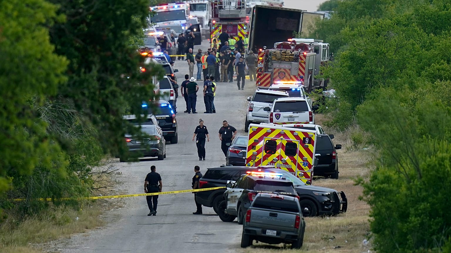 Escena del camión en cuyo interior e inmediaciones se han encontrado a 46 migrantes muertos, con signos de abandono, cerca de la frontera entre Estdos Unidos y México