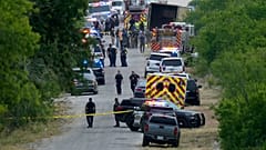 Escena del camión en cuyo interior e inmediaciones se han encontrado a 46 migrantes muertos, con signos de abandono, cerca de la frontera entre Estdos Unidos y México