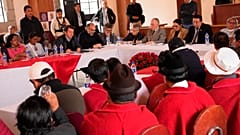 Gobierno y la organización indígena se reúnen para encontrar posibles soluciones al descontento social en la Basílica del Voto Nacional en Quito, el 27 de junio de 2022.