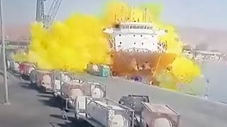 شاهد: لحظة انفجار صهريج الغاز السام في ميناء العقبة بالأردن