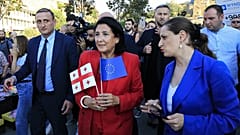 Die georgische Präsidentin Salome Surabischwili (Mitte)