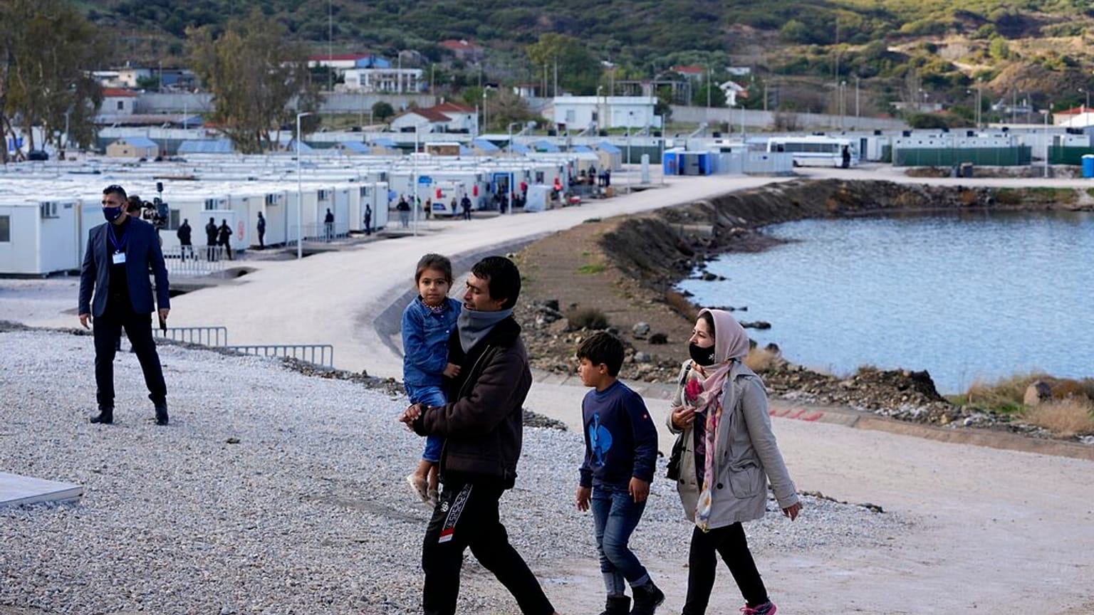 Οικογένεια μεταναστών μπροστά από το ΚΥΤ του Καρά Τεπέ στη Λέσβο