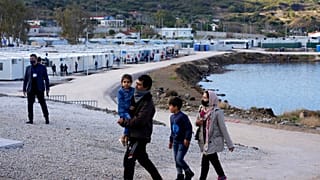 Οικογένεια μεταναστών μπροστά από το ΚΥΤ του Καρά Τεπέ στη Λέσβο
