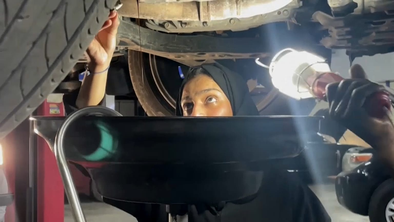 ورشة صيانة سيارات نسوية هي الأولى من نوعها في الإمارات