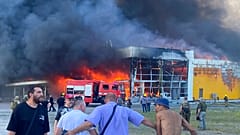Πολίτες παρακολουθούν από απόσταση την πυρκαγιά και τους καπνούς από το εμπορικό κέντρο που δέχτηκε πυραυλικό χτύπημα στο Κρεμεντσούκ