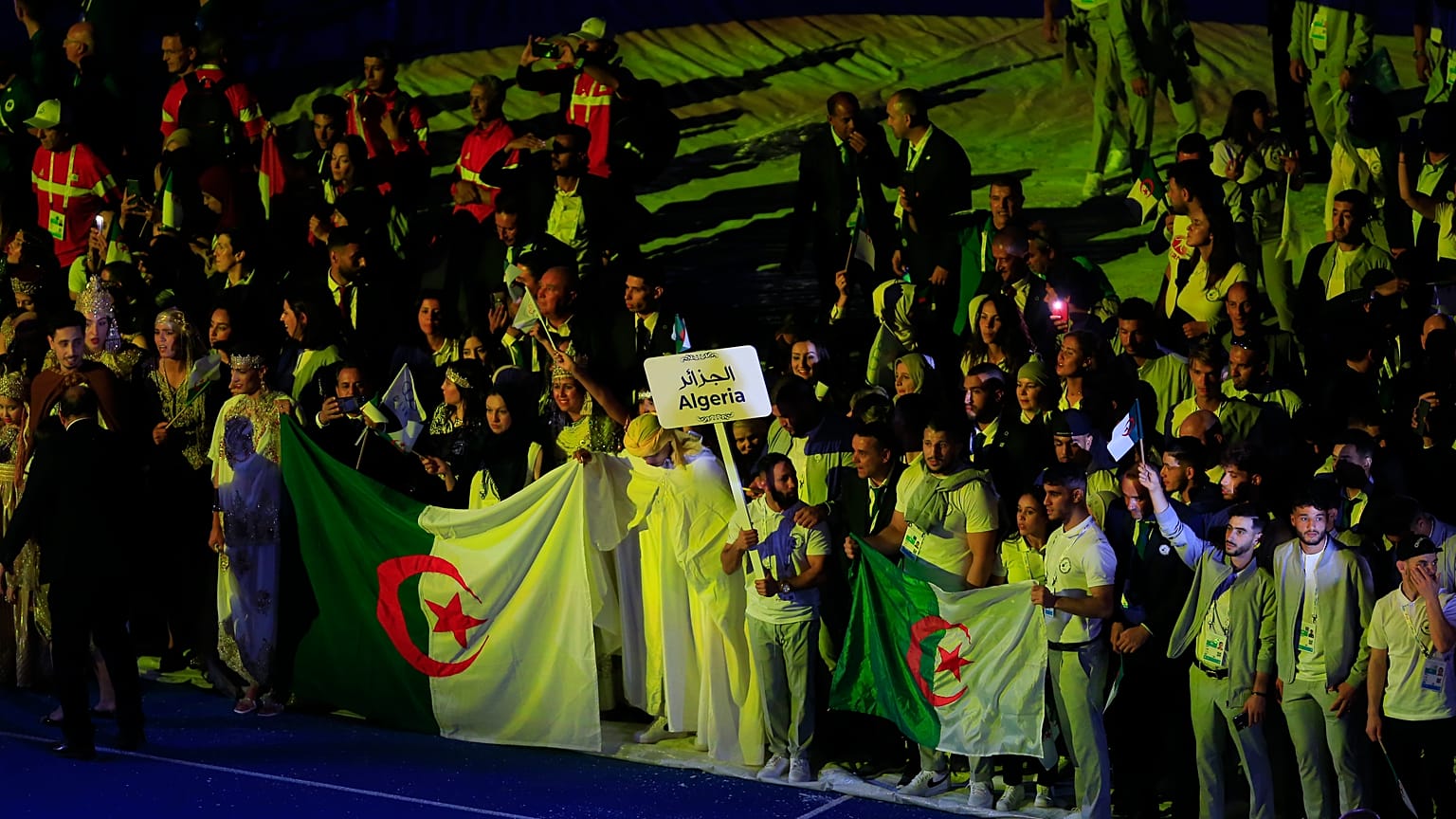 Miembros del equipo argelino entran en la inauguración de los Juegos Mediterráneos en Orán, Argelia, el sábado 25 de junio de 2022. 