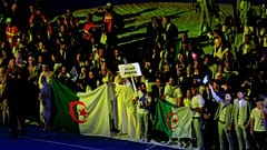 Miembros del equipo argelino entran en la inauguración de los Juegos Mediterráneos en Orán, Argelia, el sábado 25 de junio de 2022. 