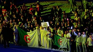 Miembros del equipo argelino entran en la inauguración de los Juegos Mediterráneos en Orán, Argelia, el sábado 25 de junio de 2022.